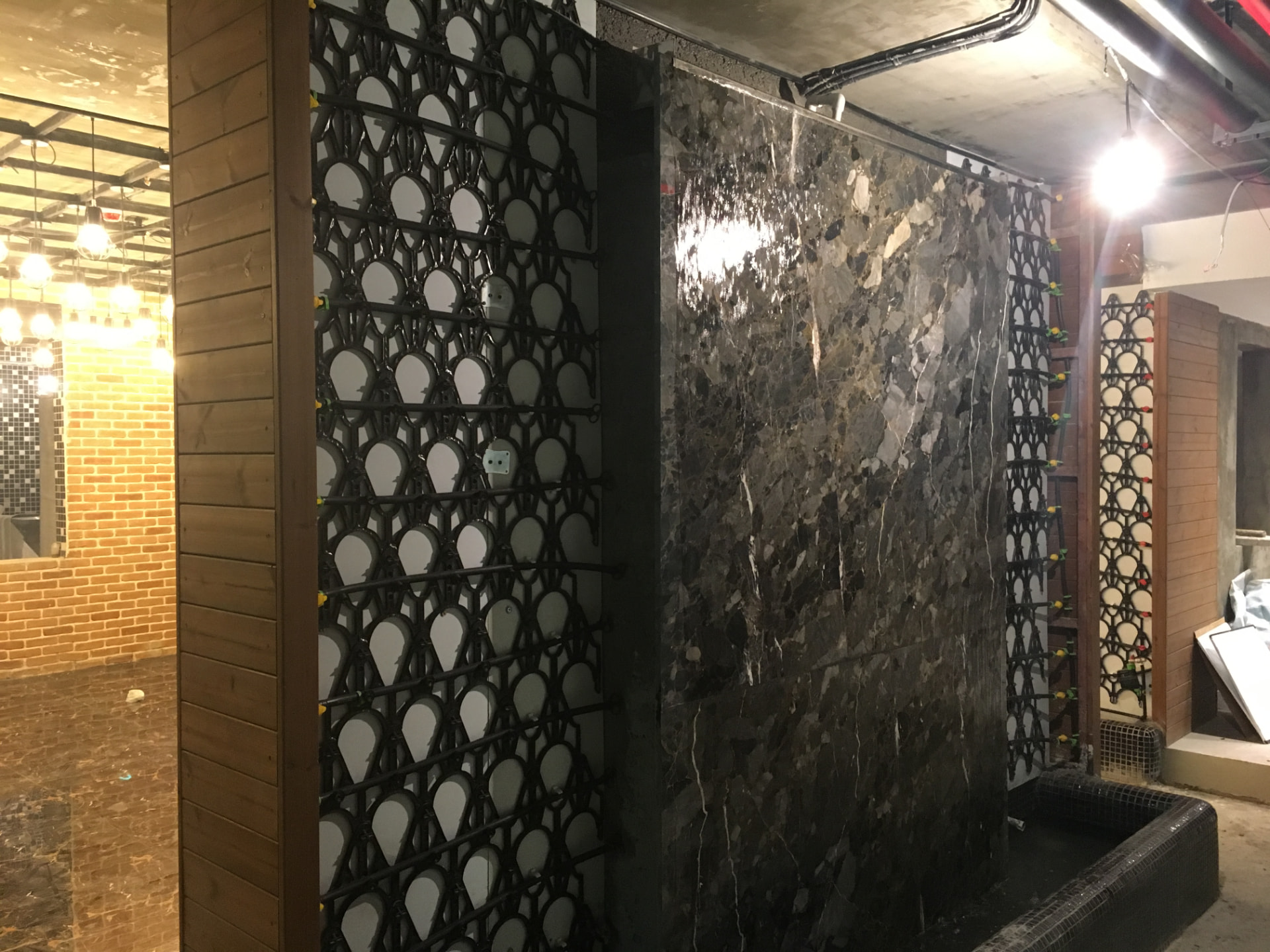 Montage des Wandbegrünungssystems im Sportclub Fakour Sanat